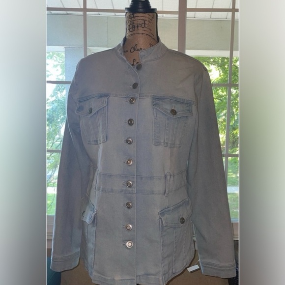 Baccini light blue denim long sleeve button down shirt Size Medium … - Picture 4 of 10